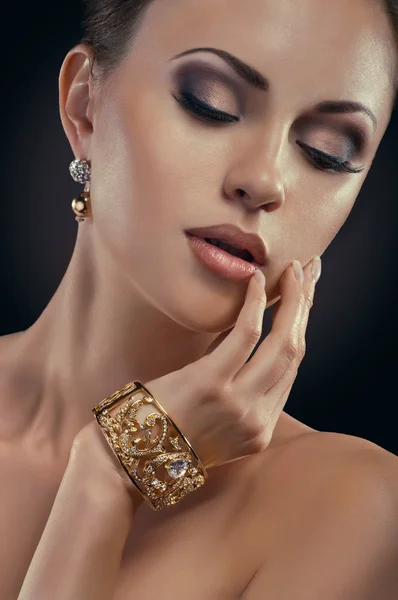 Retrato de beleza de mulher jovem com pulseira de ouro — Fotografia de Stock