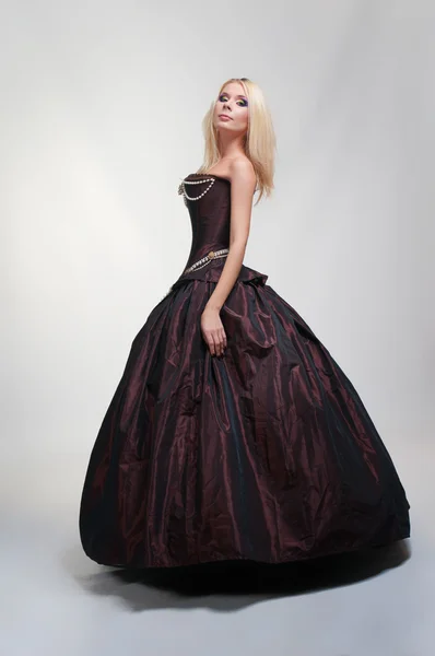 中世の美しいドレスの女の子 — ストック写真