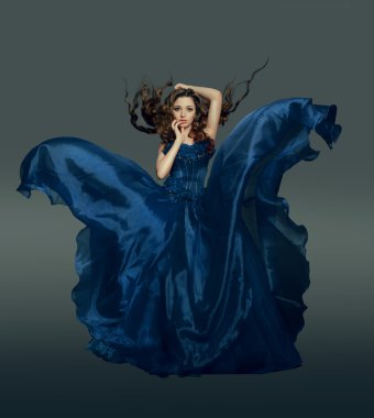 Dalgalı mavi elbiseli kadın