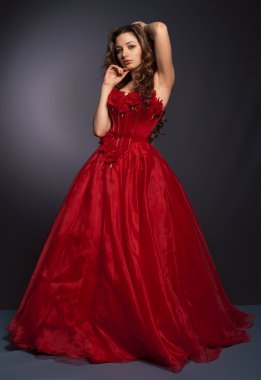 Güzel, uzun saçlı, kırmızı elbiseli kadın.