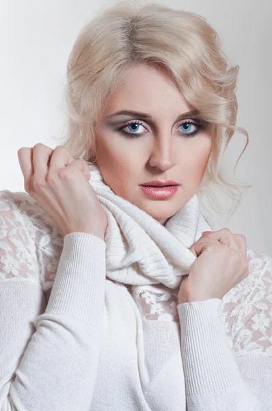 Portrait d'une femme blonde en pull blanc — Photo