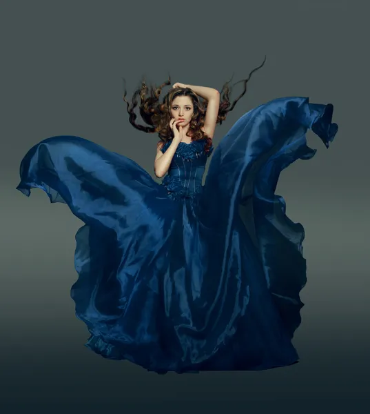 Женщина в трепещущем голубом платье — стоковое фото