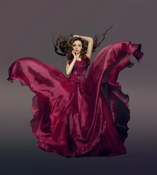 Vacker långhårig kvinna i röd klänning — Stockfoto