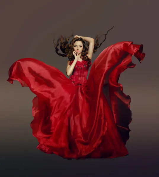 빨간 드레스를 입은 아름다운 긴 머리 여자 — 스톡 사진