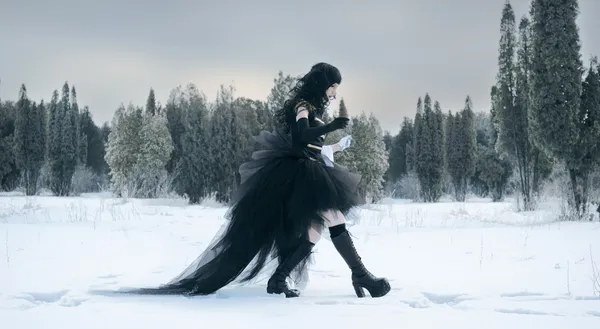 Косплей девушка в черной форме ходьба — стоковое фото