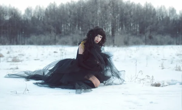 Cosplay dziewczyna w jednolite siedzi w śniegu — Zdjęcie stockowe