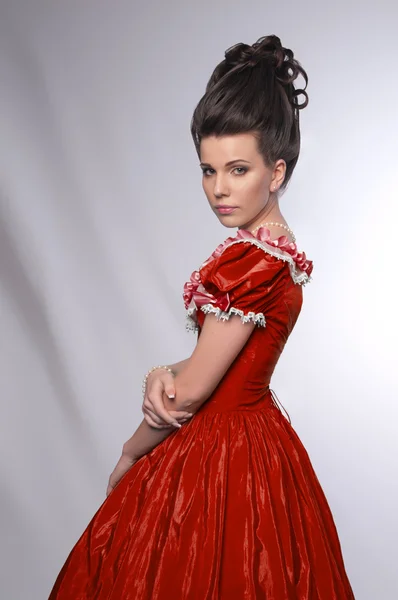 Gamla gammaldags flicka i röd klänning — Stockfoto
