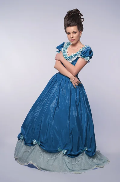 Gamla gammaldags flicka i blå klänning — Stockfoto