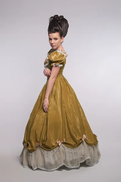 Menina à moda antiga em vestido amarelo — Fotografia de Stock