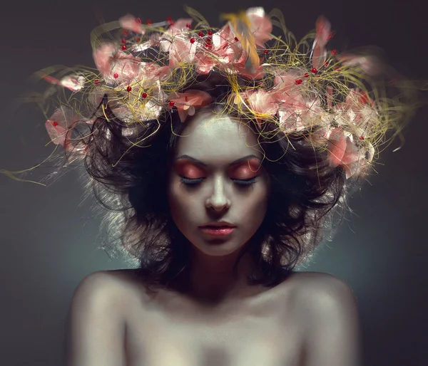 Portrait de beauté créatif avec wraith rose dans les cheveux Image En Vente