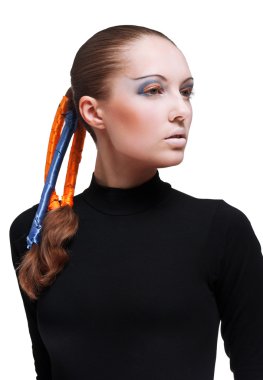 Stüdyo portre saç mavi ve turuncu kurdeleler ile genç kadın