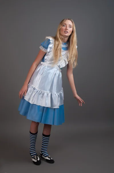 Ung söt flicka i saga klänning — Stockfoto