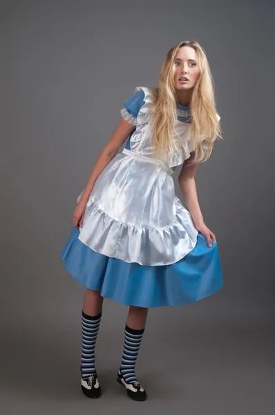 Mooi meisje in sprookjesachtige jurk — Stockfoto