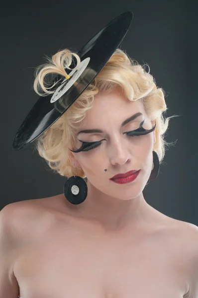 Pin-up stiliserade porttait med blond kvinna med tallrik — Stockfoto
