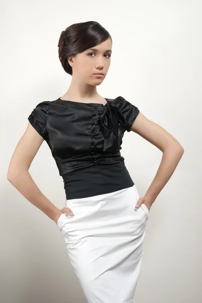 Retrato de estudio de una joven vestida con un traje blanco y negro — Foto de Stock