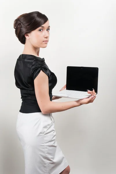 Studio portrait of young woman holding laptop — Stock Photo, Image