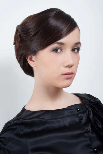 Retrato de estudio de mujer joven atractiva en blusa negra —  Fotos de Stock