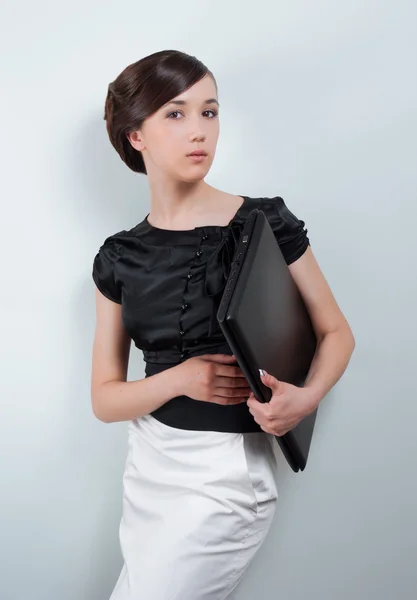 Студійний портрет молодої ділової жінки, що тримає блокнот — стокове фото