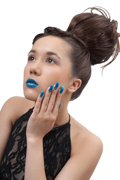 Mujer joven con uñas azules y labios aislados sobre fondo blanco —  Fotos de Stock