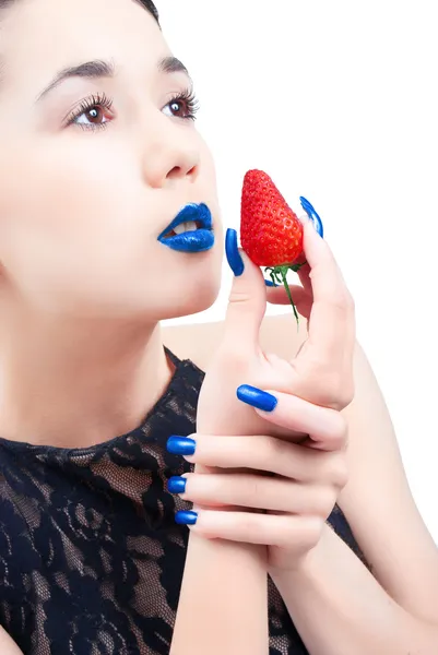 딸기와 파란 손톱과 입술 흰색 backgound에 고립 된 젊은 여자 — 스톡 사진