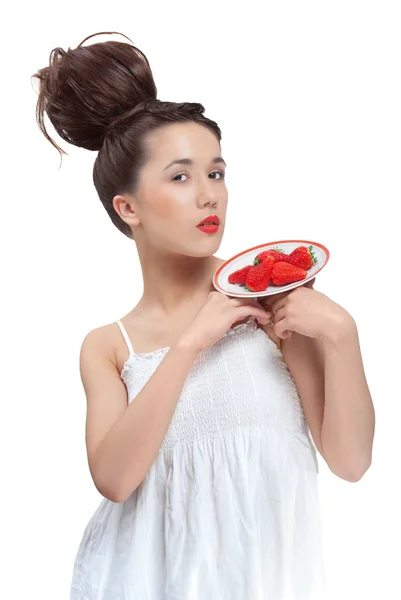 Junge schöne Frau im weißen Kleid mit Untertasse mit Erdbeere — Stockfoto