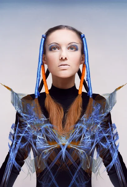 Chica futurista con flujos de energía azul y naranja. Concepto artístico —  Fotos de Stock