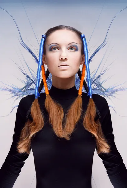 Chica futurista con flujos de energía azul y naranja. Concepto artístico — Foto de Stock