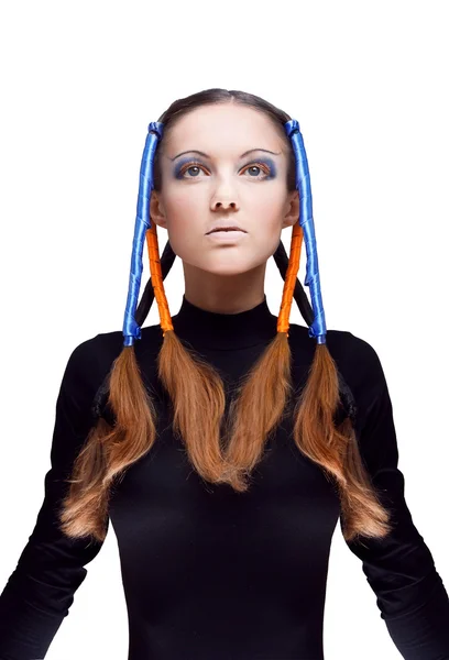 Mladá žena s modrými a oranžovými stuhy do vlasů — Stock fotografie
