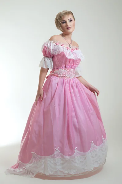 Mulher loira em belo vestido rosa longo — Fotografia de Stock