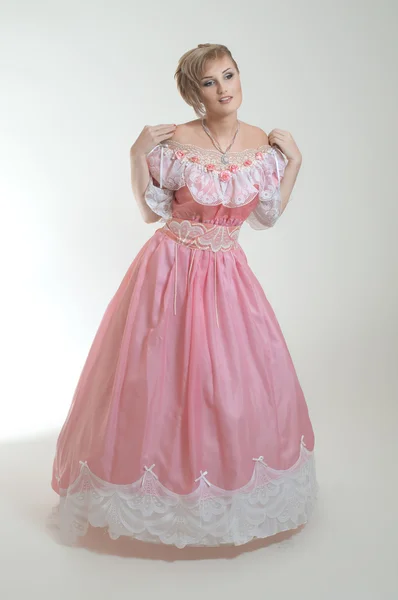 Blond kobieta w pięknej długo różowa sukienka — Zdjęcie stockowe