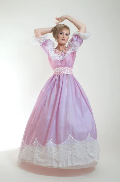 Ξανθιά γυναίκα στο όμορφο καιρό ροζ φόρεμα — Φωτογραφία Αρχείου