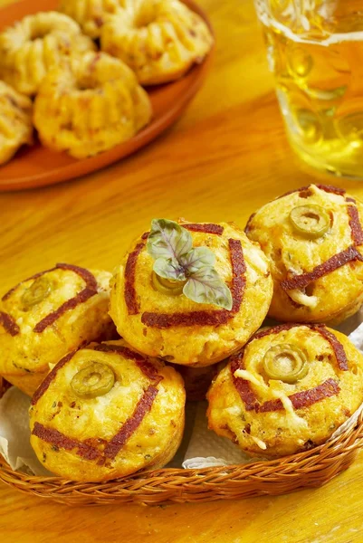 Muffins com salame e azeitonas — Fotografia de Stock