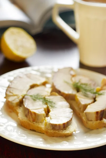 Sandwich met warm gerookte sturgeon — Stockfoto