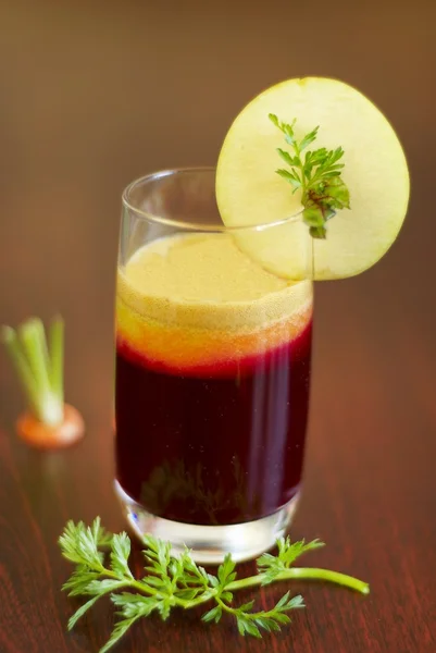 Suco de vitamina fresco de beterraba, maçã e cenouras — Fotografia de Stock