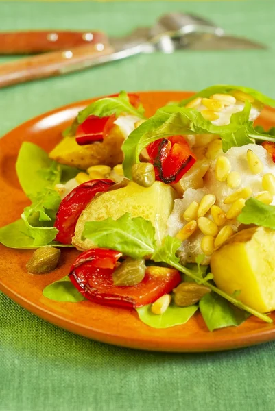 Warmer Salat mit Kabeljau, Kartoffeln und Paprika vom Grill — Stockfoto