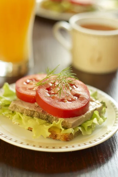 Sandviç pişmiş jambon, marul ve domates ile — Stok fotoğraf