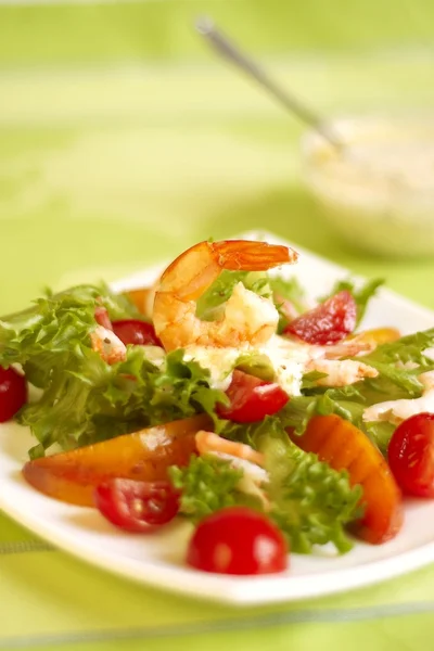 Salad with shrimps, peach and tomatoes — Stock Photo, Image