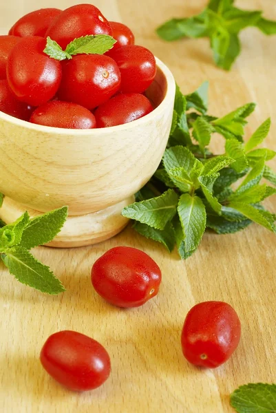 Verse tomaat en mint — Stockfoto