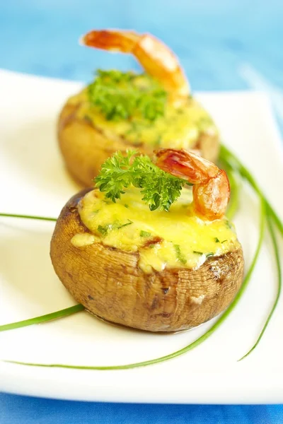 Champignon, baked with shrimp and cheese sauce — Stock Photo, Image