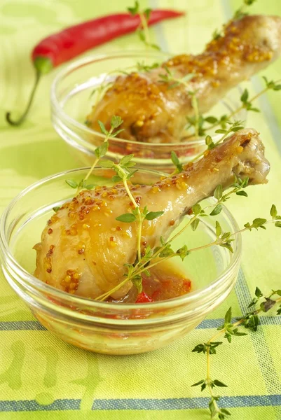 Hühnerkeulen in Sauce aus Senf und Honig — Stockfoto