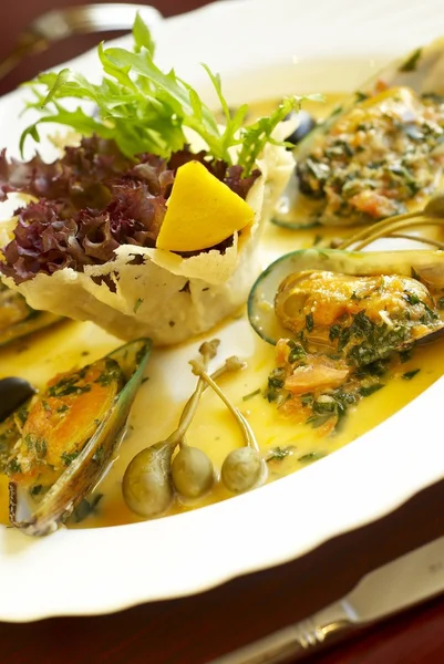 Seafood with salad — Stock Photo, Image