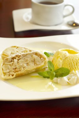 Strudel dondurma ile