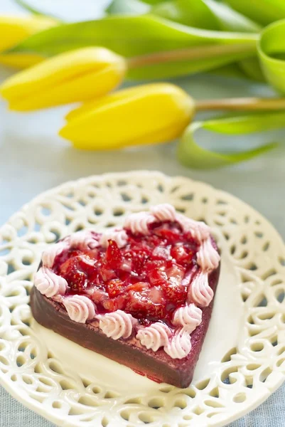 Tårta med jordgubbar och bukett i alla hjärtans dag — Stockfoto
