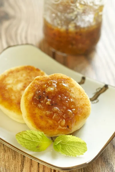 Cheese pancake with jam from gooseberry and orange — Stock Photo, Image