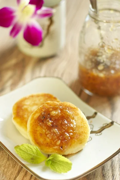 Keju pancake dengan selai dari gooseberry dan oranye — Stok Foto