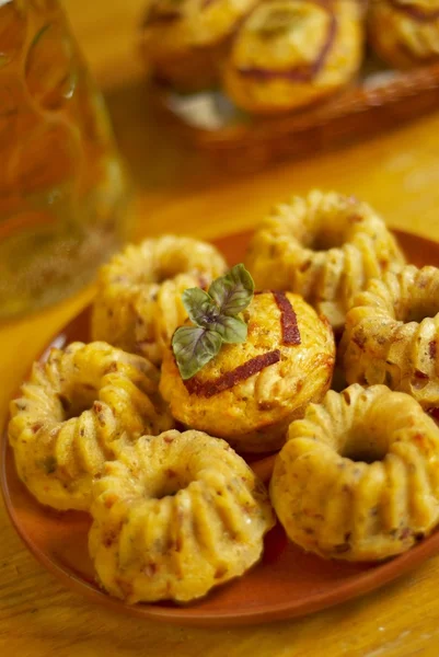 Muffins com salame e azeitonas — Fotografia de Stock