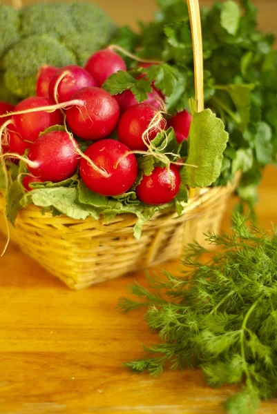 Korg med färska grönsaker och gröna — Stockfoto