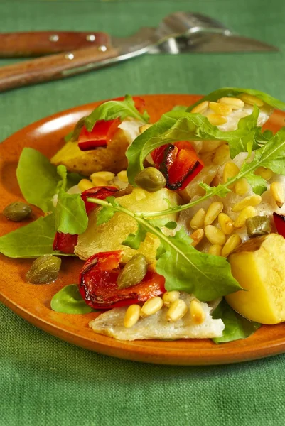 Теплый салат с треской, картошкой и перцовым грилем — стоковое фото