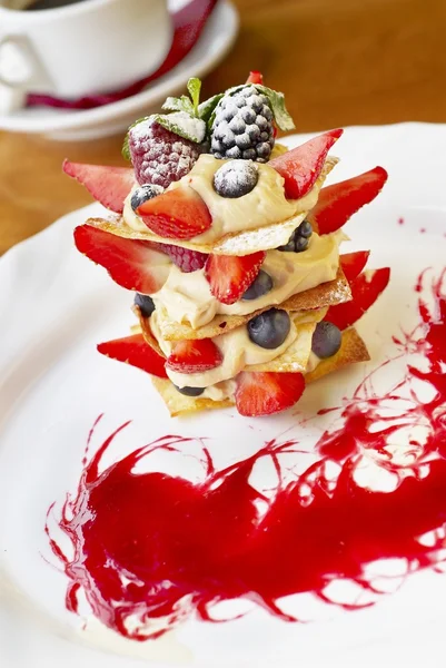 Десерт с ягодами — стоковое фото