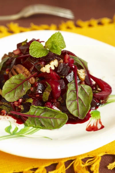 Beet salad with pecan, onions and greens — Stock Photo, Image